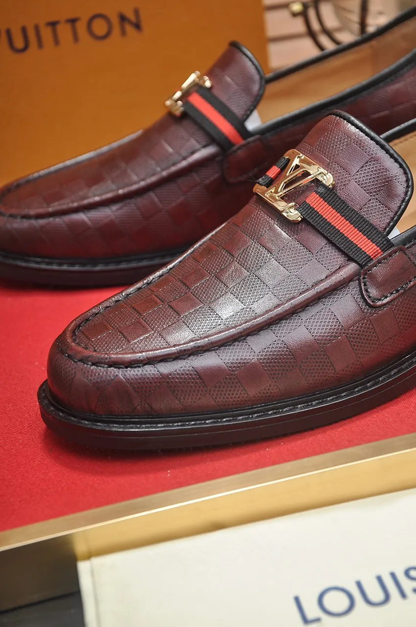 Men's men's shoes 💰460💶 [LV] (original single cowhide lining) 🍀LV's latest genuine leather business suit shoes are launched simultaneously on the official website. The first-layer cowhide imported from Italy is made of heavy gold, 💥1:1 rubber outsole from the official website. Versatile to wear, high-end without losing class, and the color combination is extraordinary. This four-season style is alluring when worn on your feet, showing off your big-name flair. Standard code 38-45 (45 customized)